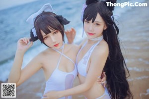 Coser @ 抖 娘 - 利 世: 獒 犬 海边 泳装 (41 photos)