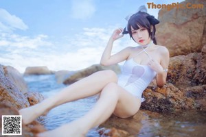 Coser @ 抖 娘 - 利 世: 獒 犬 海边 泳装 (41 photos)